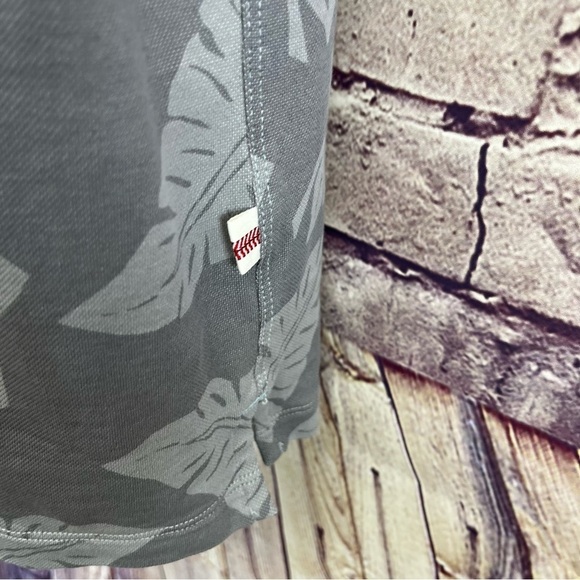 Tommy Bahama New York Yankee Gray Leaf Short Sleeve Polo - Picture 4 of 10